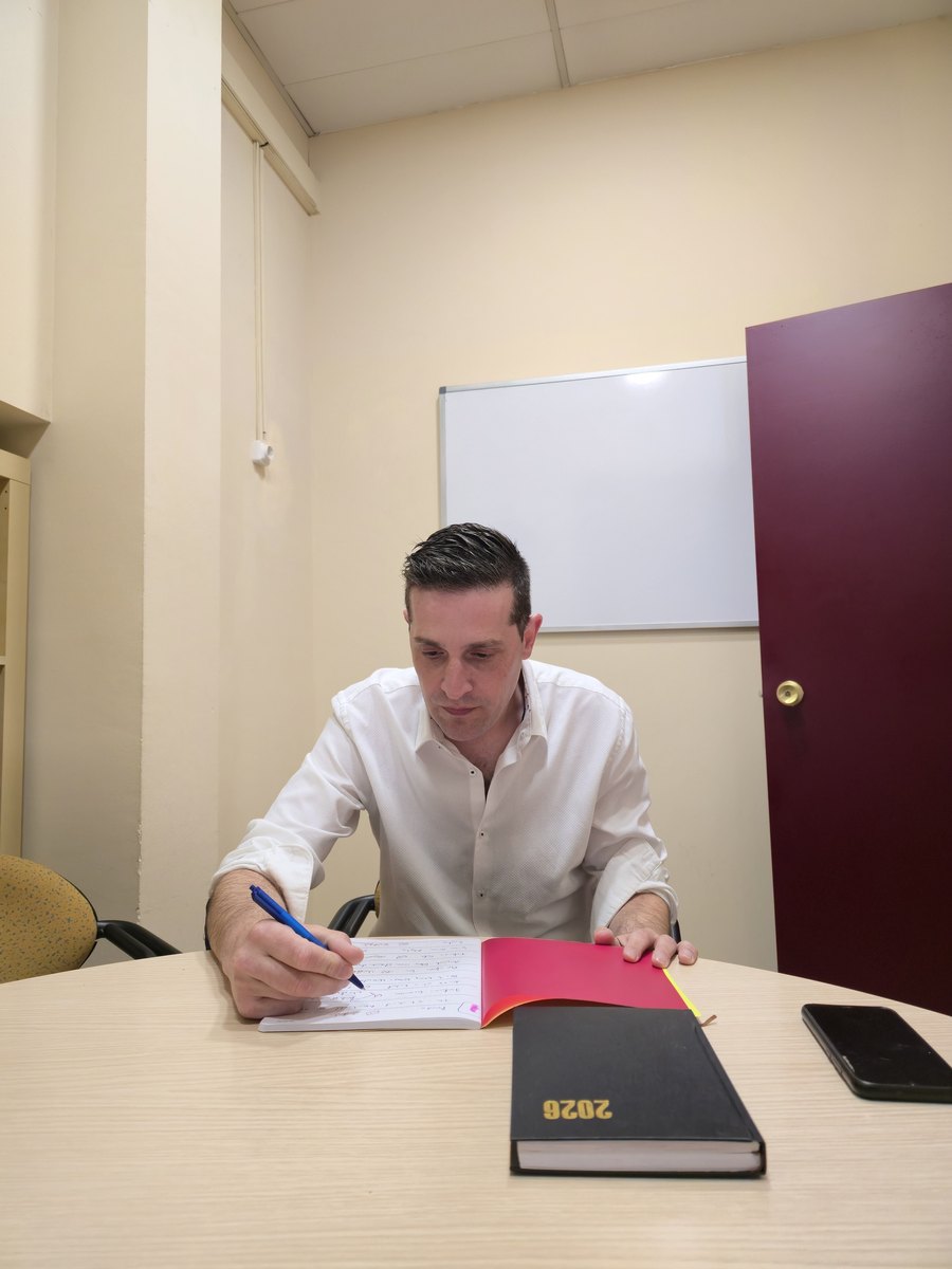 Joan, responsable d'Atention, prenent notes a l'oficina de Sabadell, empresa de cuidadores a domicili